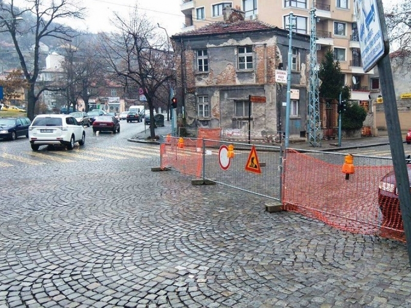 Пролетните дъждове бъркат графика за ремонт на булевардите в Пловдив ВИДЕО