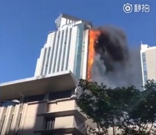 Небостъргач пламна в Китай! Смразяващата гледка напомня 11.09. в Ню Йорк ВИДЕО