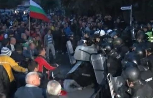 Окървавиха протеста в Раднево! Полицаи и протестиращи са ранени след сблъсъците ВИДЕО*