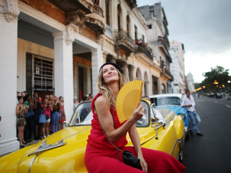 Chanel предизвика фурор по улиците на Хавана с ревюто си ВИДЕО