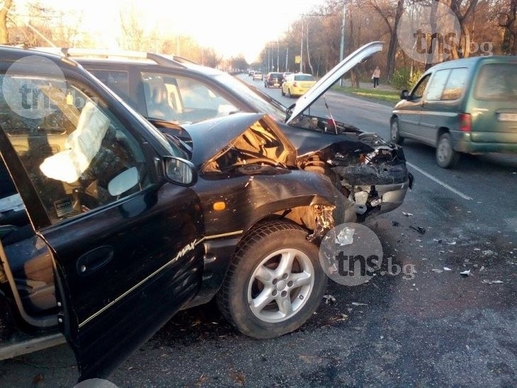 Бременна жена е в болница след верижна катастрофа в Пловдив