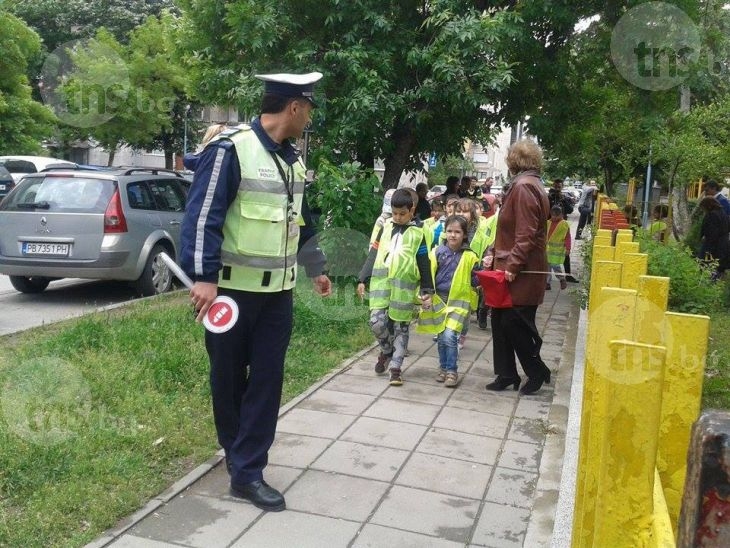 Бъдещи първокласници от Смирненски демонстрираха правилно пресичане СНИМКИ