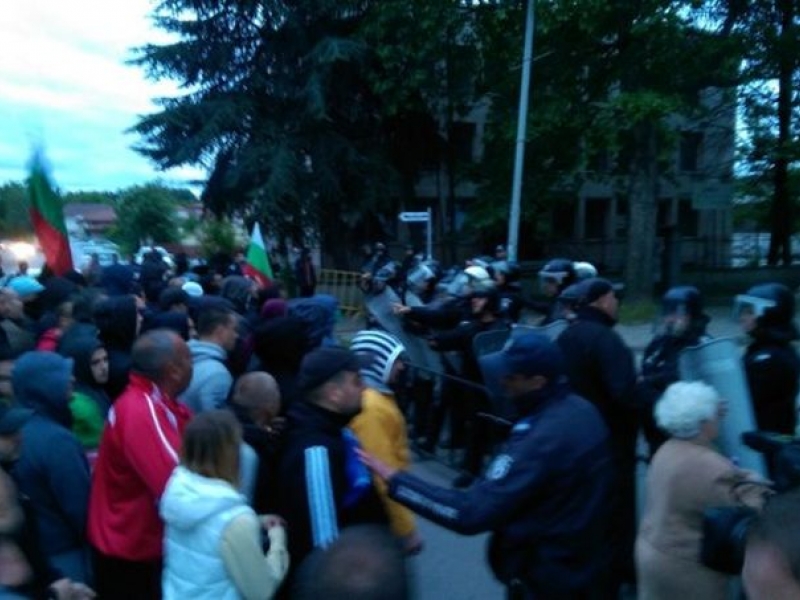 Втора Катуница в Раднево тази вечер! Бомби хвърчат по полицията, протестиращи пробиха кордона СНИМКИ и ВИДЕО