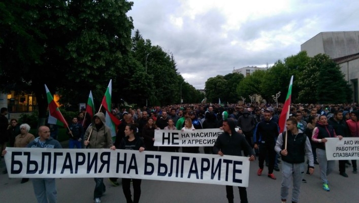 Бусове с жандармерия пътуват към Раднево, носят водно оръдие