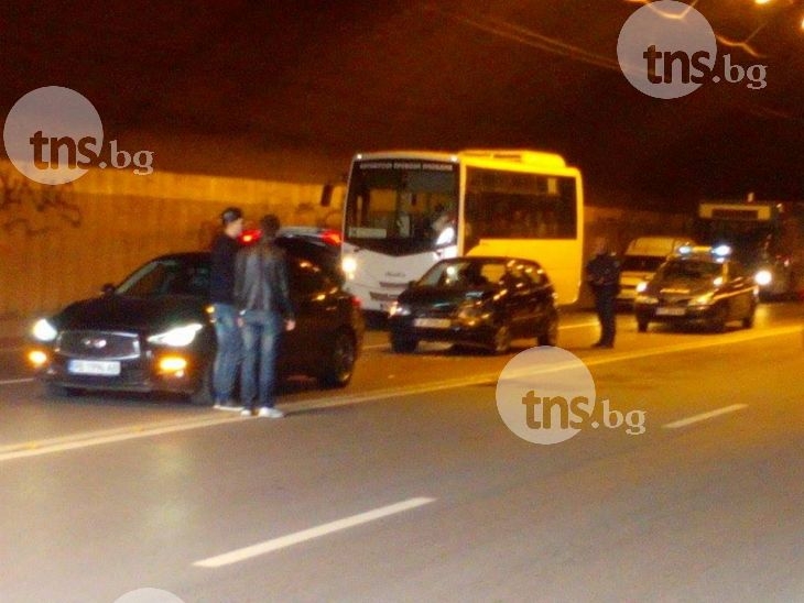 Катастрофа блокира Тунела! Три автомобила се нанизаха, виновният шофьор избяга ВИДЕО