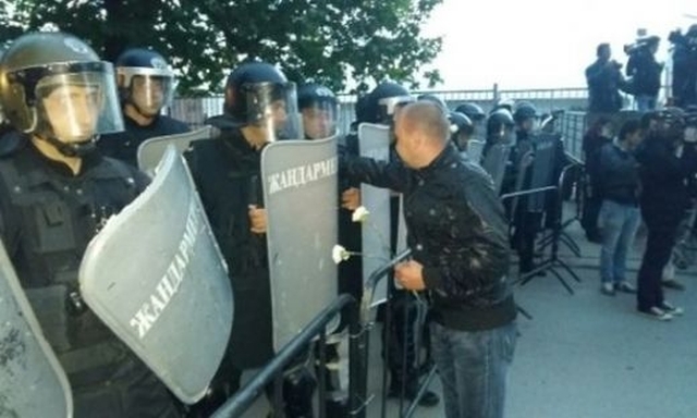 Протестиращи подаряват карамфили на жандармерията в Раднево