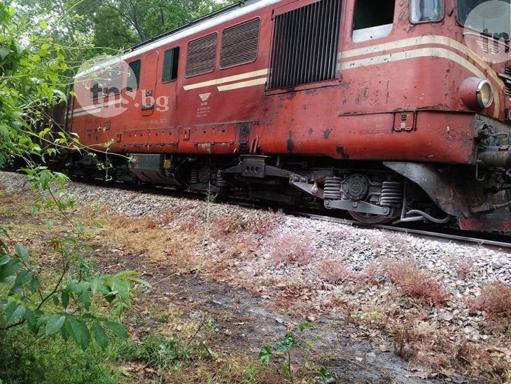 Пламна локомотив на товарен влак в Пловдив СНИМКИ