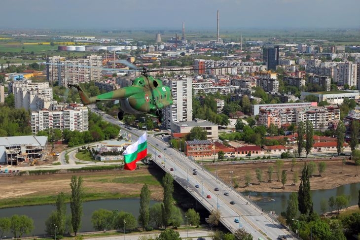 Вертолети и изтребители над Пловдив СНИМКИ
