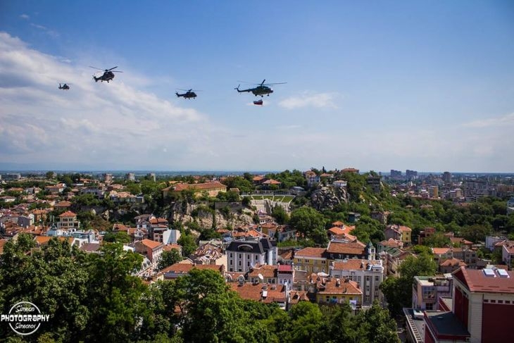 Вертолети и изтребители изумиха пловдивчани навръх Деня на храбростта СНИМКИ И ВИДЕО