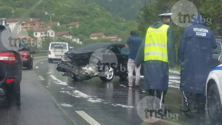 Мерцедес и Шкода се помляха на магистралата СНИМКИ