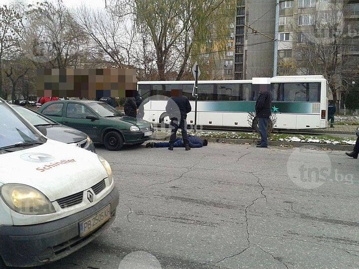 Тежковъоръжени полицаи с качулки натръшкаха бандити на земята