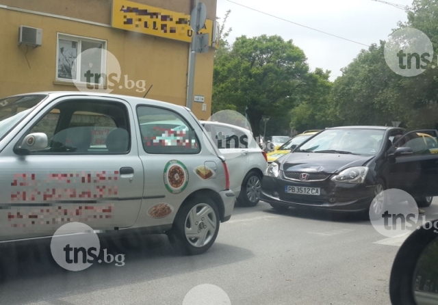 Две жени се блъснаха на кръгово в центъра на Пловдив СНИМКИ
