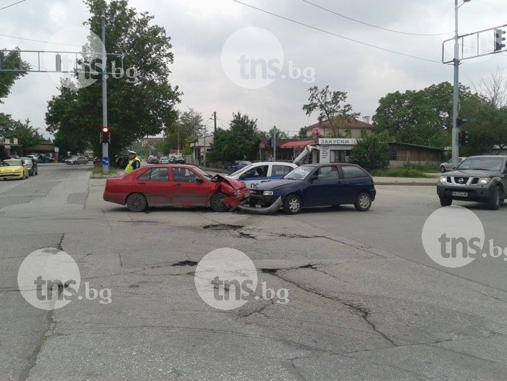 Дете е в болница след катастрофа между два сеата на Коматевско СНИМКИ
