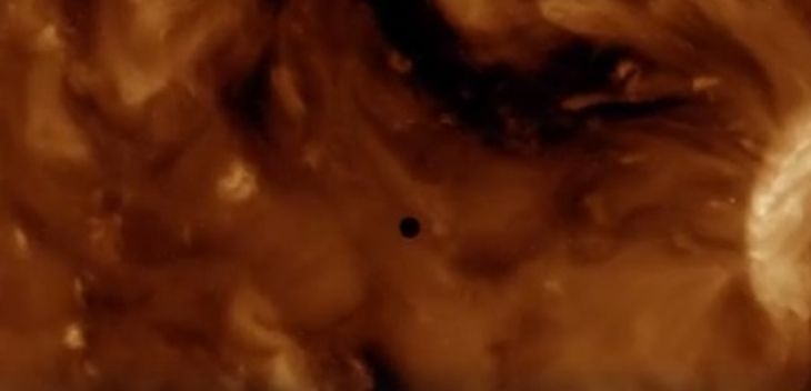 Вижте как Меркурий премина директно между Земята и Слънцето