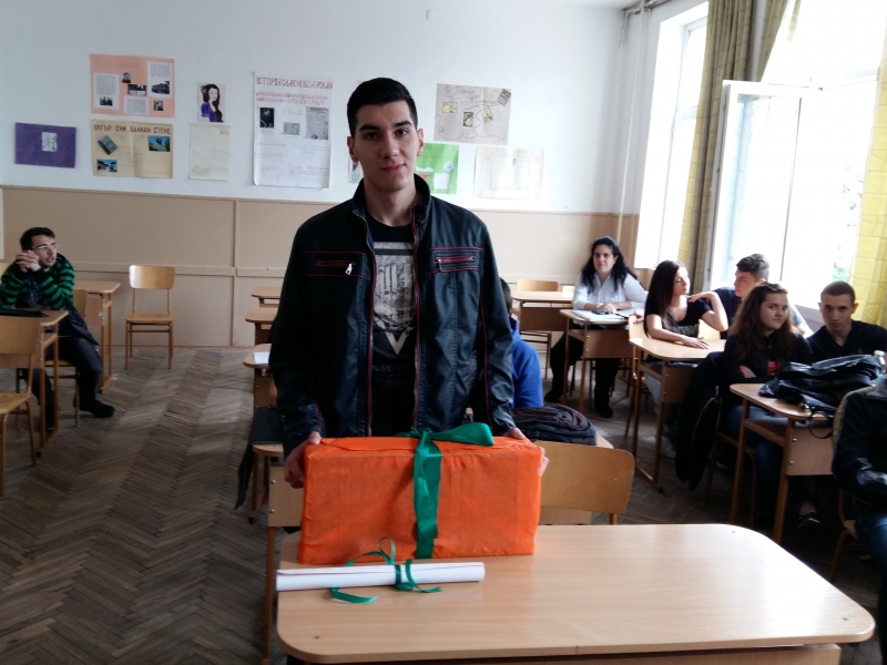 Данъчните подариха дрон на ученик от Пловдив СНИМКИ