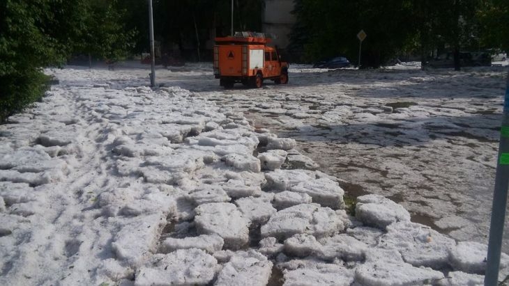 Бавно и полека Ловеч се отърсва от ужаса на градушката и пороя ВИДЕО + СНИМКИ