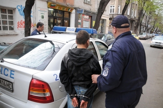 Мъж се нахвърли на полицаи в Тракия, арестуваха го