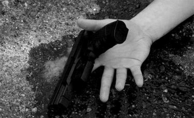 Военен пенсионер се застреля с пистолета на сина си