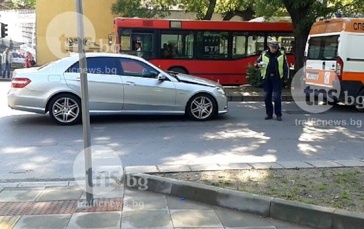 Мерцедес блъсна колоездач на кръстовището на Руски и Шести септември СНИМКИ