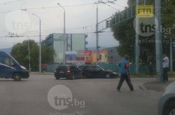 Тежка катастрофа на Кукленско шосе! БМВ и СААБ се помляха СНИМКИ