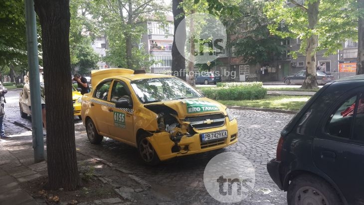 Верижна катастрофа на бул. Хаджи Димитър! Такси връхлетя върху два автомобила СНИМКИ