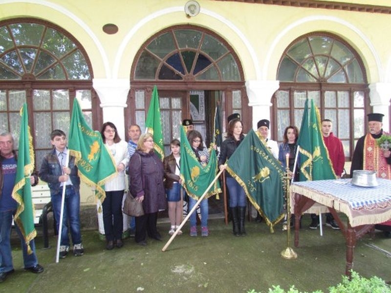 Ученици развяха знамето на Ботевата чета СНИМКИ