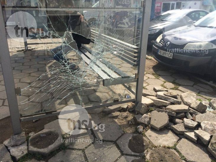 Изпотрошена спирка и разбити плочки в центъра на Пловдив! Докога? ВИДЕО