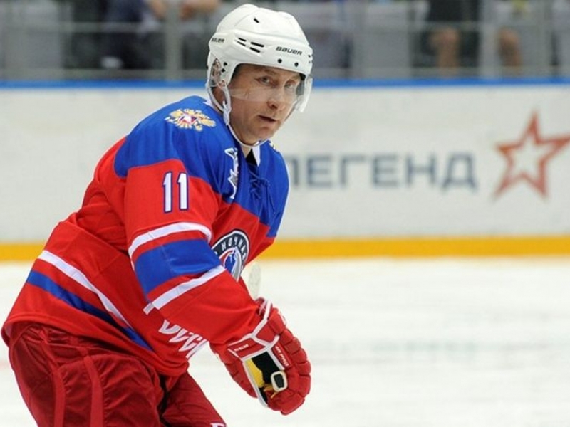 Путин се сгромоляса на леда по време на хокей срещу аматьори СНИМКИ и ВИДЕО