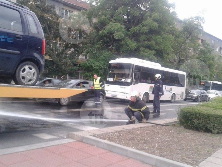 Опел се разпадна на централно кръстовище в Пловдив СНИМКИ