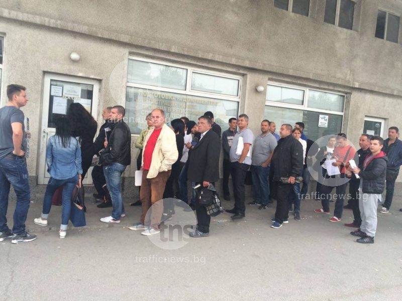 Зверски опашки пред КАТ-Пловдив, цигани въртят далавери СНИМКИ и ВИДЕО