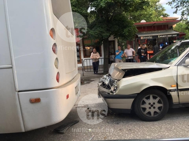 Кола се вряза в автобус от градския транспорт до кръстовище в Кючука СНИМКИ