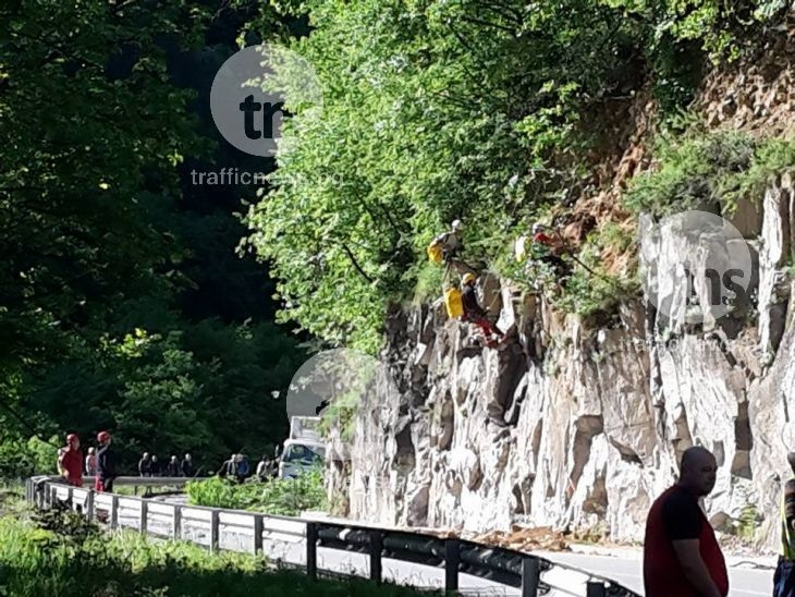 Обрушват скали край Бачково! Движението в района е затруднено