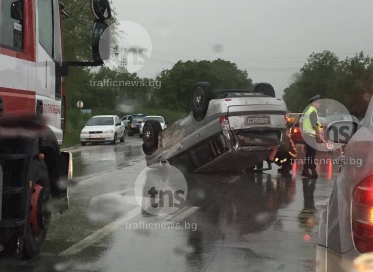 Кола по таван след катастрофа на Околовръстното на Пловдив СНИМКИ