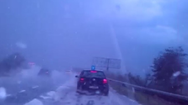 Градушка спря десетки автомобили на магистрала Тракия СНИМКА