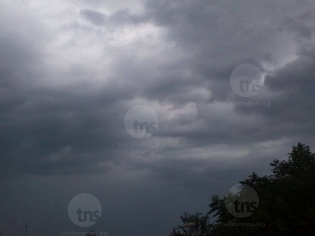 Буря се стовари над Пловдив! Буен вятър, светкавици и дъжд след слънчевия следобед СНИМКИ