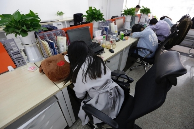 Китайски програмисти спят пред компютрите