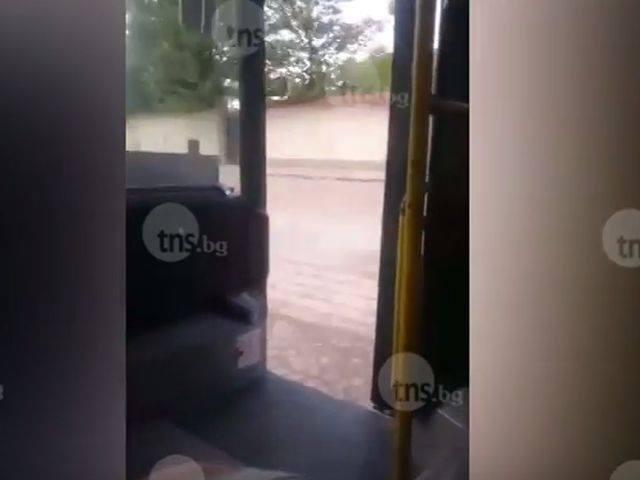 Бай Ганьо в рейса: Соц-климатик в автобус номер 20 - вратата зее отворена, вързана с въже ВИДЕО