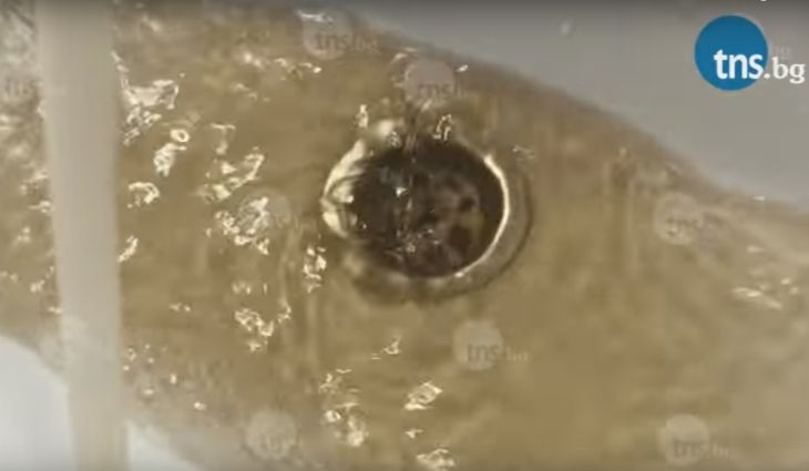 Жълта вода потече от чешмите в Смирненски ВИДЕО