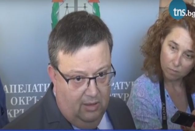 Цацаров подминал с мълчание молбата на МОН за охрана на матурите