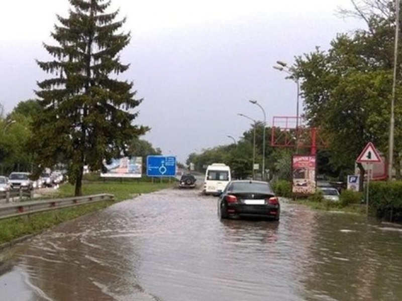 Потоп във Варна! Наводнени улици и подлези, свлачище на плажа СНИМКИ и ВИДЕО