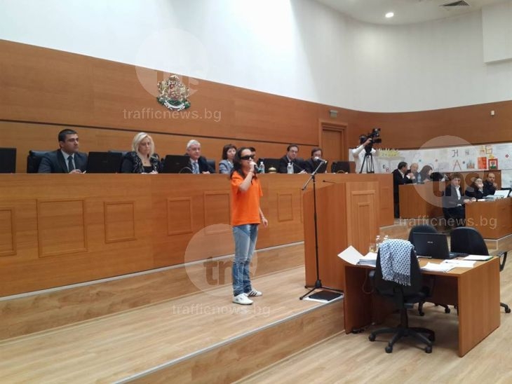 14-годишно момиче изправи на крака съветниците на Пловдив! Мартина им изпя Песен за доброто СНИМКИ