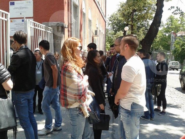 В Пловдив един ученик е отстранен от матура! Използвал мобилен телефон