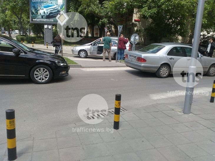 Двама шофьори замалко да се сбият в центъра на Пловдив СНИМКИ