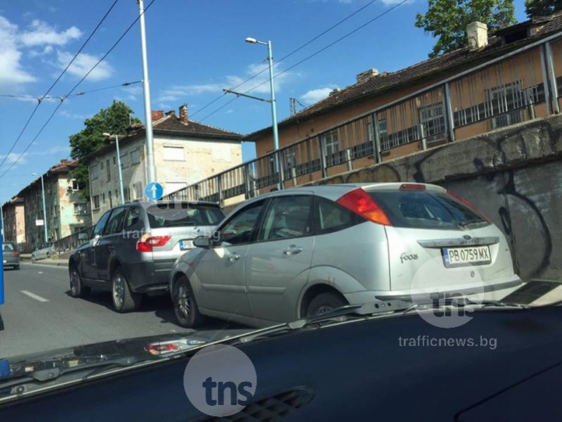 Катастрофа блокира движението на Сточна гара СНИМКИ