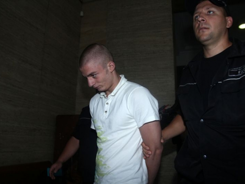 18-годишния бияч на дете изтезаван в килията	