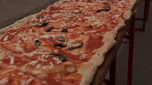 Рекорд в Италия: 400 готвачи направиха най-дългата пица в света