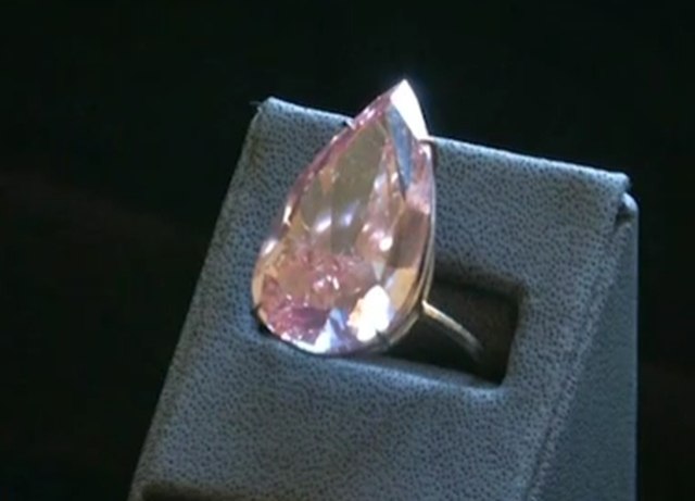 Уникален диамант бе продаден за рекордна сума