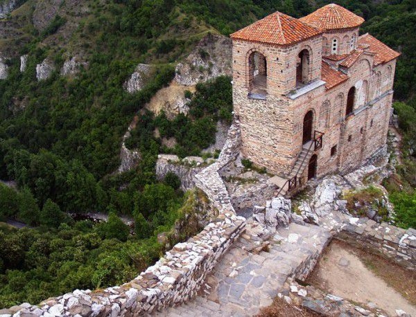 13-годишна падна от свлачище край Асенова крепост, в тежко състояние е 