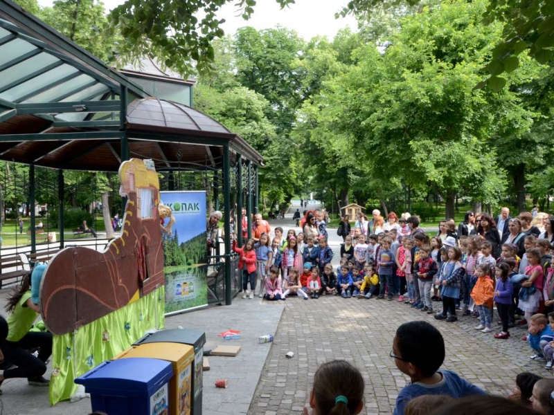 Куклен театър учи децата как да събират боклука разделно