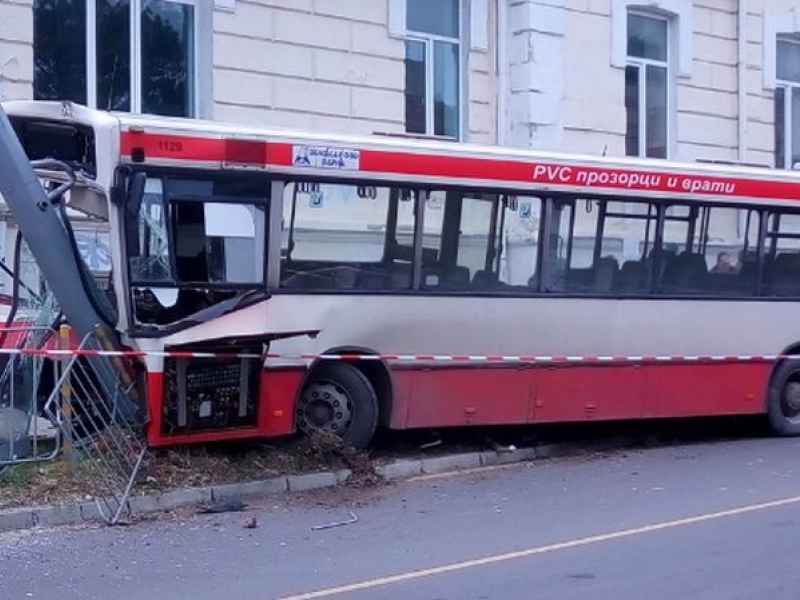Автобус се вряза в електрически стълб, има ранени СНИМКИ